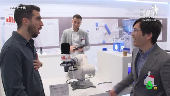 Un robot golpea a Isma Juárez con el micro de El Intermedio: "Eso me lo ha hecho algún escolta" Un robot golpea a Isma Juárez con el micro de El Intermedio: "Eso me lo ha hecho algún escolta"