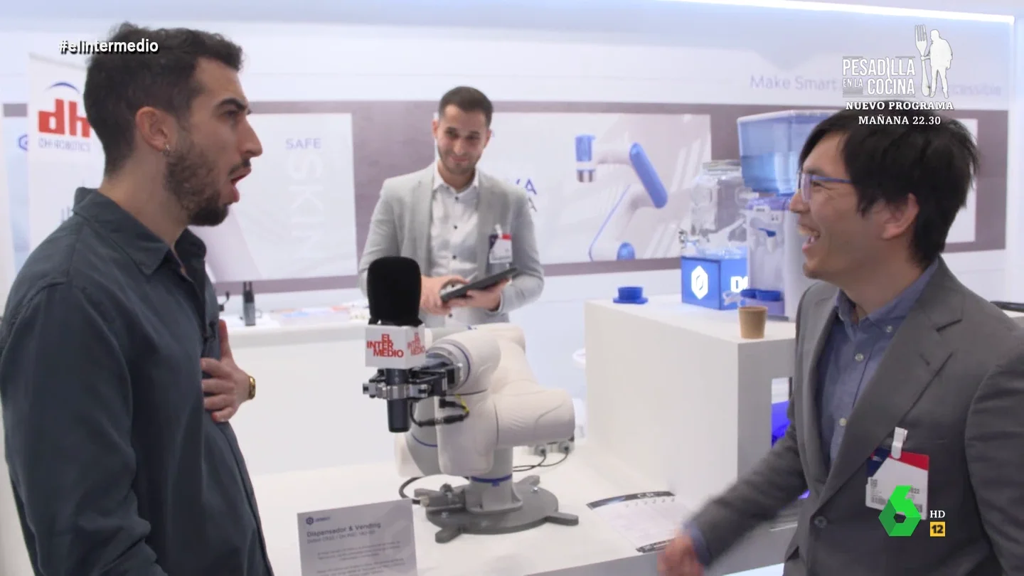 Un robot golpea a Isma Juárez con el micro de El Intermedio: "Eso me lo ha hecho algún escolta" Un robot golpea a Isma Juárez con el micro de El Intermedio: "Eso me lo ha hecho algún escolta"