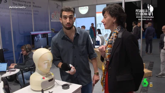 Isma Juárez pide a un robot que cante un tema de Serrat y se arranca con Shakira: "Es previo a Piqué" Isma Juárez pide a un robot que cante un tema de Serrat y se arranca con Shakira: "Es previo a Piqué"