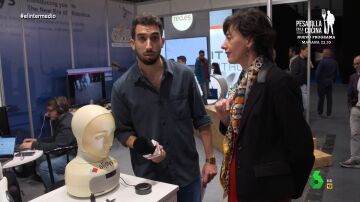 Isma Juárez pide a un robot que cante un tema de Serrat y se arranca con Shakira: "Es previo a Piqué"
