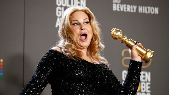 Globos de Oro 2023: Jennifer Coolidge posa con el galard&oacute;n