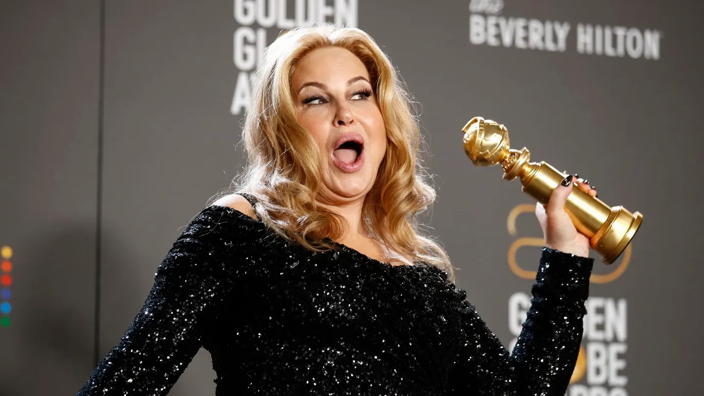 Globos de Oro 2023: Jennifer Coolidge posa con el galardón Globos de Oro 2023: Jennifer Coolidge posa con el galardón