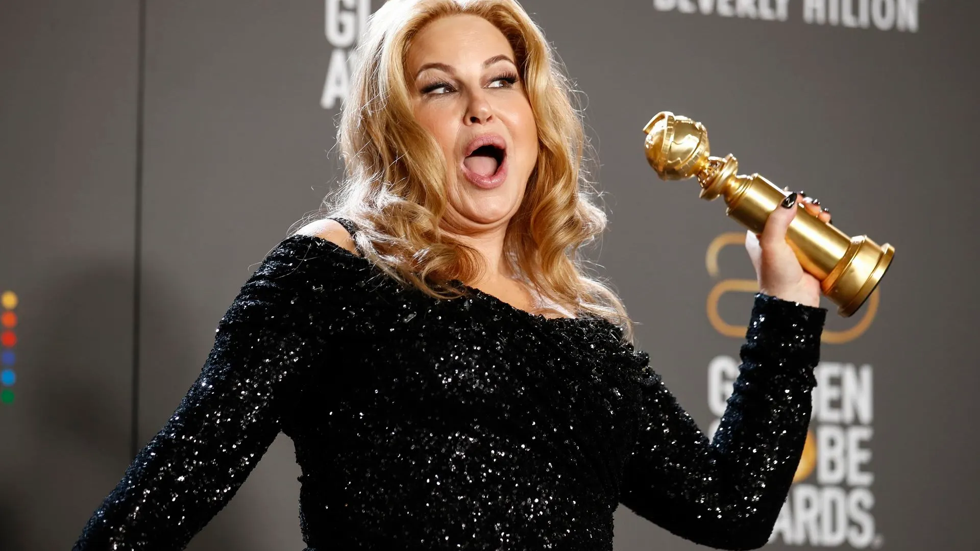Globos de Oro 2023: Jennifer Coolidge posa con el galardón