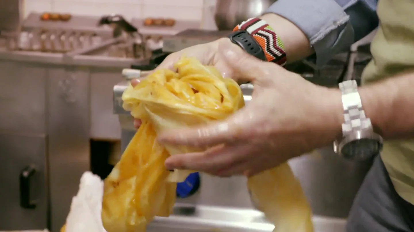 Chicote se empapa las manos de grasa destapando la suciedad de una cocina: "¿Esto es normal?" Chicote se empapa las manos de grasa destapando la suciedad de una cocina: "¿Esto es normal?"