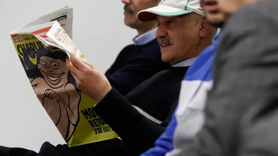 Irán advierte a Charlie Hebdo tras su última portada: "Mira lo que le pasó a Salman Rushdie" Irán advierte a Charlie Hebdo tras su última portada: "Mira lo que le pasó a Salman Rushdie"
