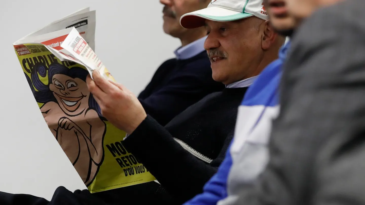 Irán advierte a Charlie Hebdo tras su última portada: "Mira lo que le pasó a Salman Rushdie" Irán advierte a Charlie Hebdo tras su última portada: "Mira lo que le pasó a Salman Rushdie"