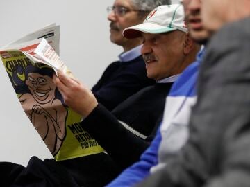 Iran warns Charlie Hebdo after its latest cover: “Look what happened to Salman Rushdie”