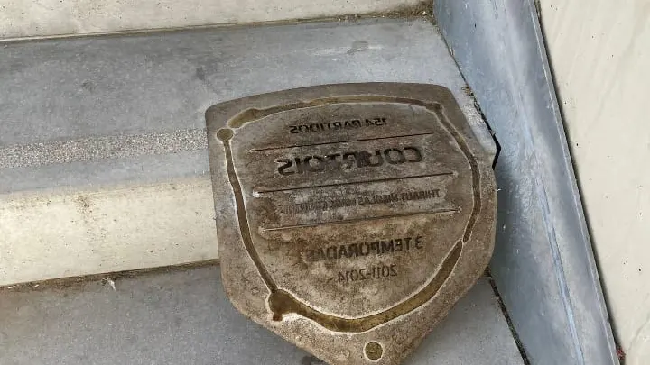 Placa de Courtois en el Metropolitano