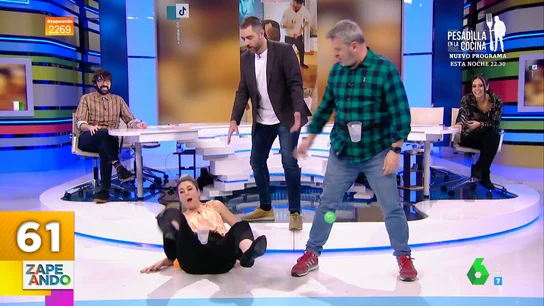 El pique de Miki Nadal y Valeria Ros en un juego en Zapeando que acaba con una cómica caída El pique de Miki Nadal y Valeria Ros en un juego en Zapeando que acaba con una cómica caída