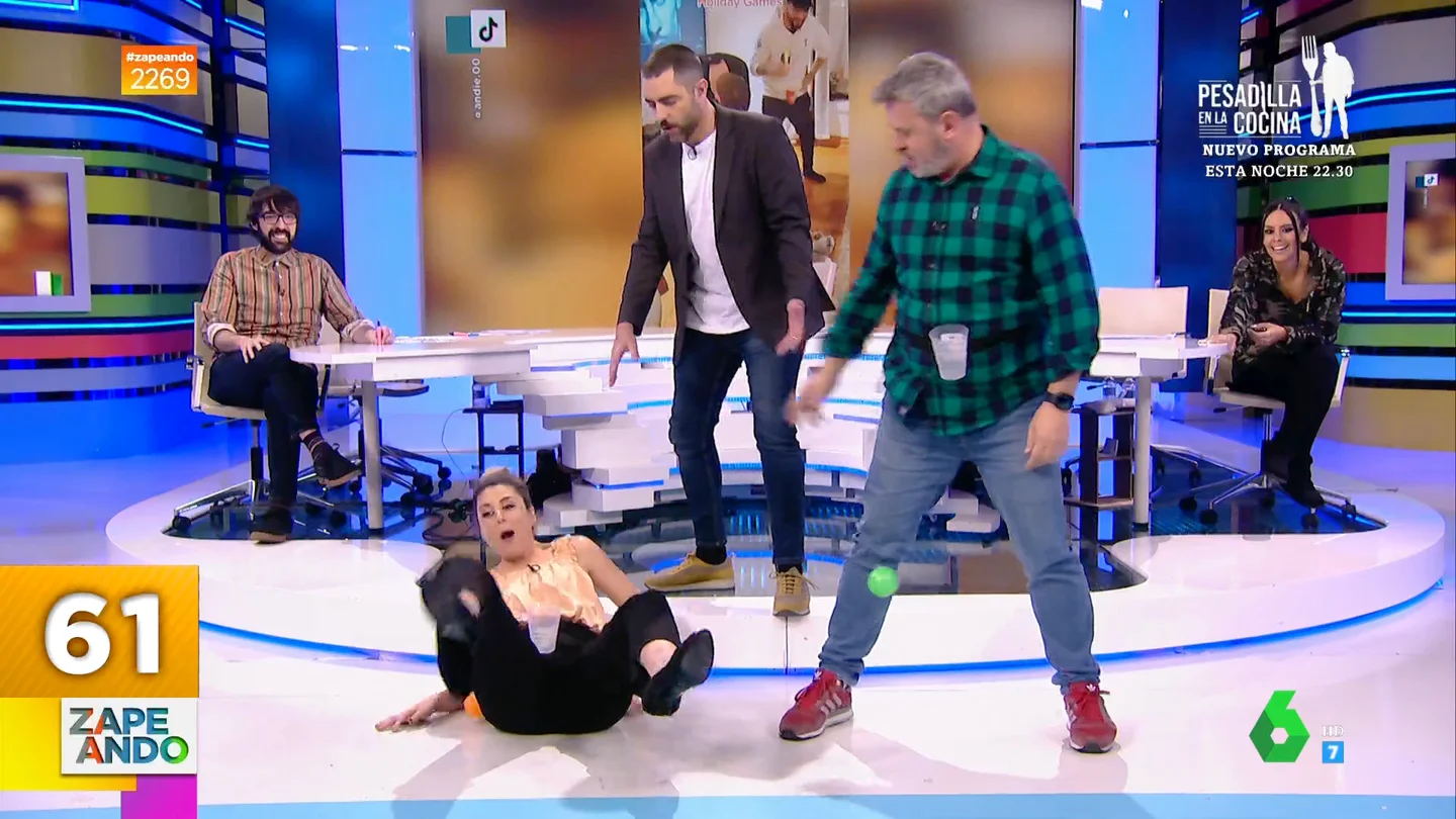 El pique de Miki Nadal y Valeria Ros en un juego en Zapeando que acaba con una cómica caída El pique de Miki Nadal y Valeria Ros en un juego en Zapeando que acaba con una cómica caída