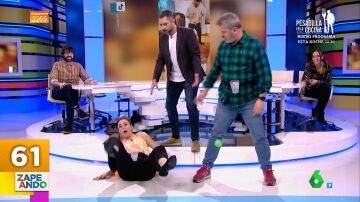 El pique de Miki Nadal y Valeria Ros en un juego en Zapeando que acaba con una cómica caída 