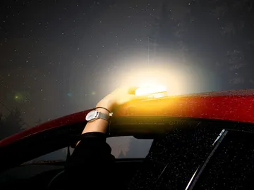 La primera luz V16 conectada a la DGT La primera luz V16 conectada a la DGT