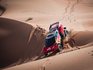 El duelo entre Loeb y Moraes anima el final del Dakar