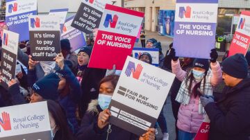 Imagen de archivo de una huelga de enfermeras en Reino Unido por las subidas salariales.