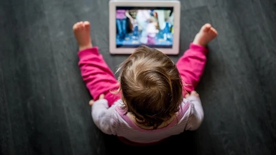 Un niño mirando una pantalla. Un niño mirando una pantalla.