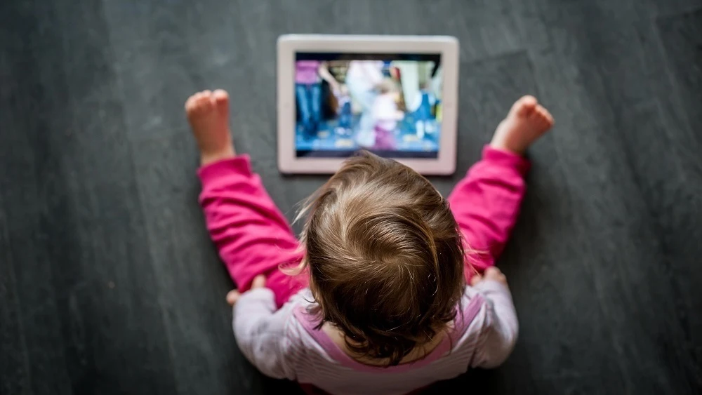 Un niño mirando una pantalla.