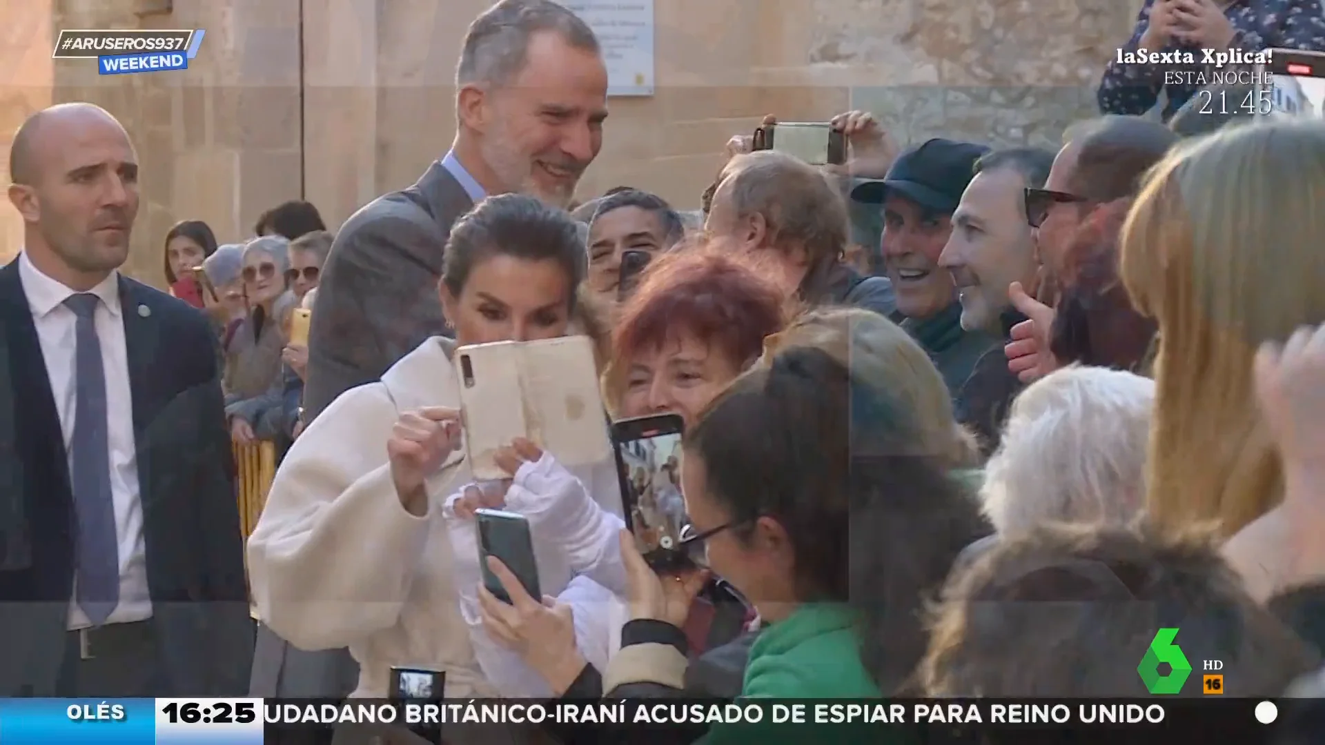 La reina Letizia saca su lado más campechano y ayuda a una señora a hacerse un selfie