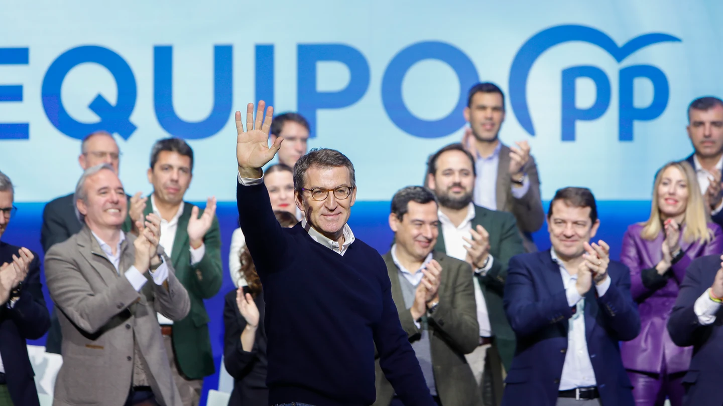 El líder del Partido Popular, Alberto Núñez Feijoó (c), durante su intervención en el acto de presentación de los candidatos autonómicos para las elecciones de mayo que se celebra este sábado en Zaragoza bajo el lema "A la altura de un gran país". El líder del Partido Popular, Alberto Núñez Feijoó (c), durante su intervención en el acto de presentación de los candidatos autonómicos para las elecciones de mayo que se celebra este sábado en Zaragoza bajo el lema "A la altura de un gran país".