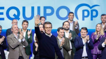 El líder del Partido Popular, Alberto Núñez Feijoó (c), durante su intervención en el acto de presentación de los candidatos autonómicos para las elecciones de mayo que se celebra este sábado en Zaragoza bajo el lema "A la altura de un gran país". 