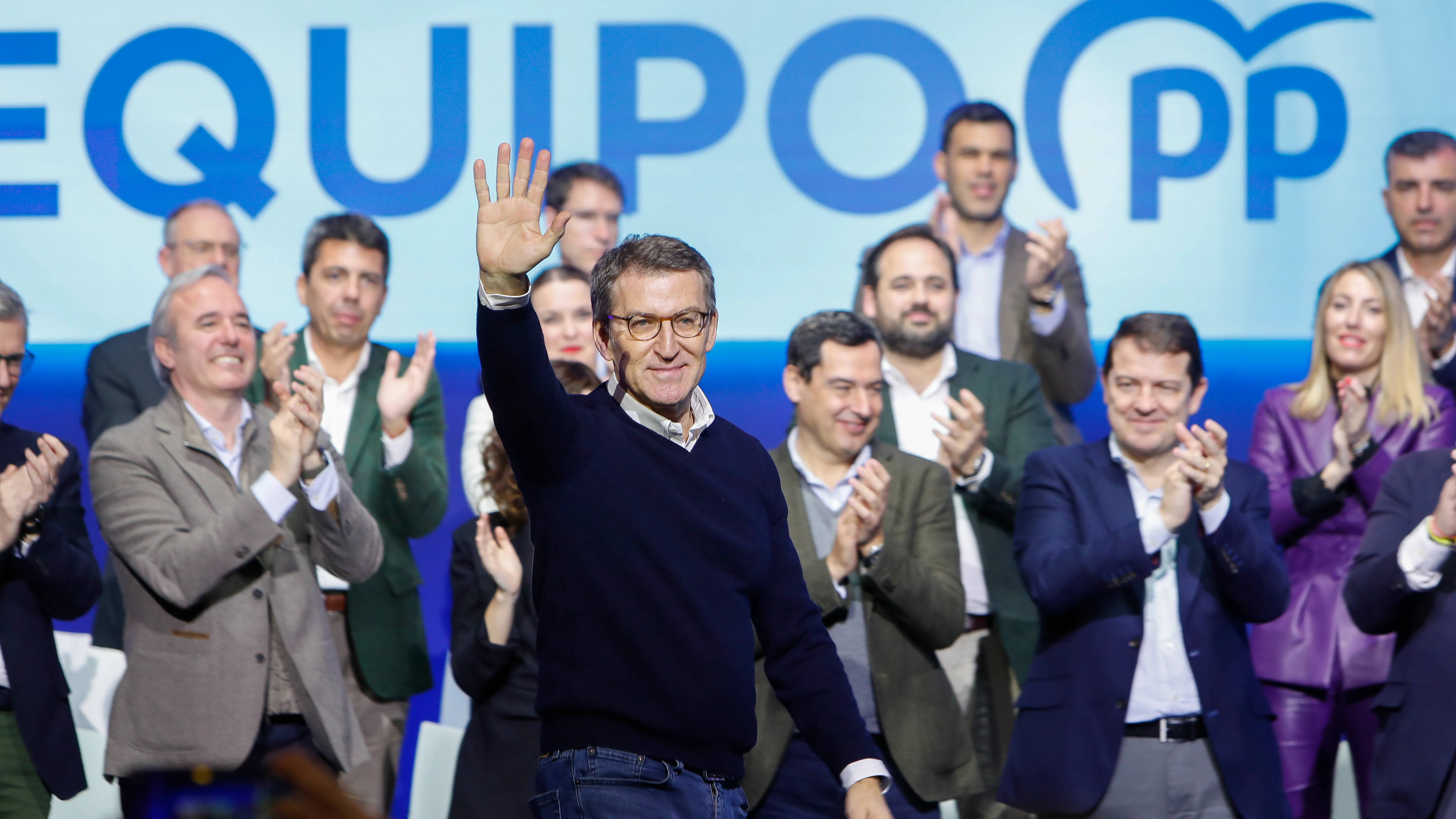 El líder del Partido Popular, Alberto Núñez Feijoó (c), durante su intervención en el acto de presentación de los candidatos autonómicos para las elecciones de mayo que se celebra este sábado en Zaragoza bajo el lema "A la altura de un gran país". 