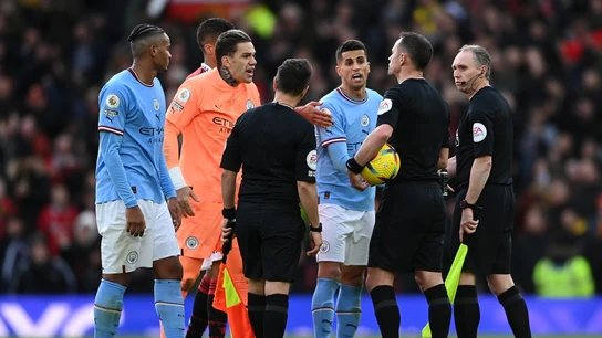 Jugadores del Manchester City protestan al árbitro Jugadores del Manchester City protestan al árbitro