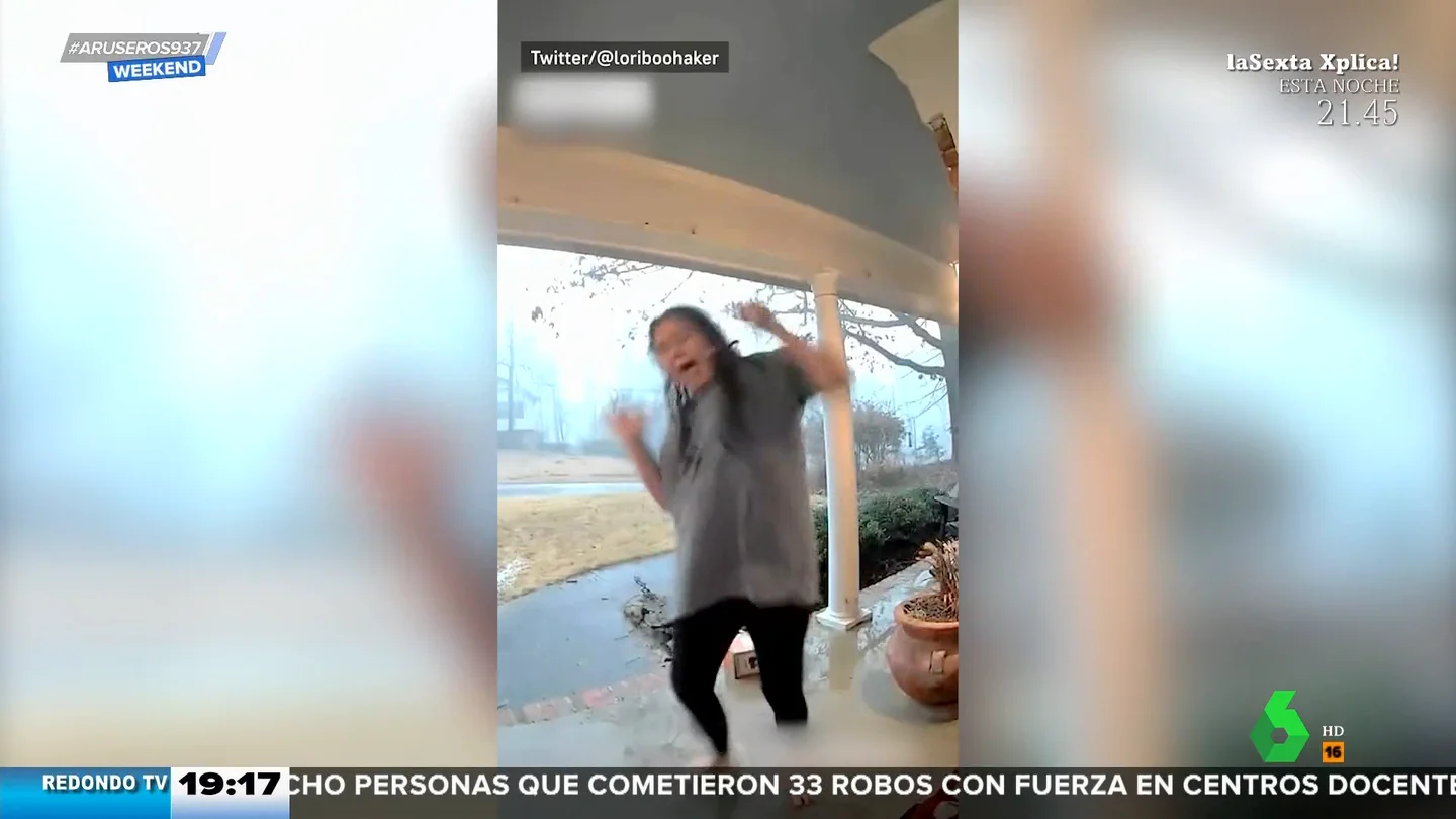 Una mujer sale a recoger un paquete descalza en plena tormenta y casi se electrocuta Una mujer sale a recoger un paquete descalza en plena tormenta y casi se electrocuta
