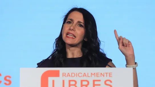 Ciudadanos intenta sobrevivir: Arrimadas deja la presidencia y pide perdón por los "posibles errores" Ciudadanos intenta sobrevivir: Arrimadas deja la presidencia y pide perdón por los "posibles errores"