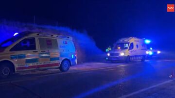 Ambulancias en el lugar del accidente de un turismo contra un alud en Estremera