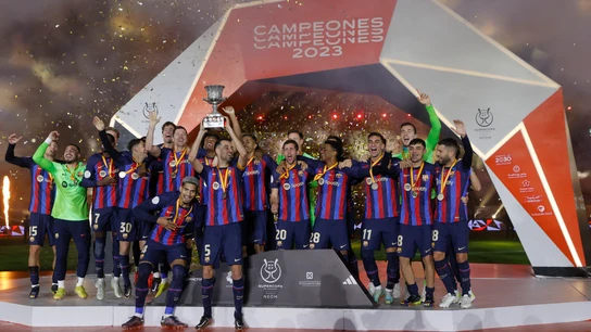 El Barça levanta la Supercopa de España El Barça levanta la Supercopa de España
