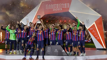 El Barça levanta la Supercopa de España
