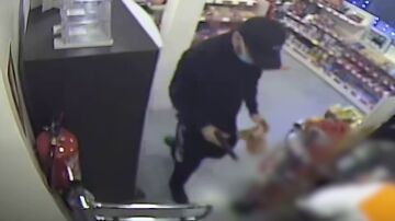 Imagen del atracador grabada por una cámara de seguridad de una de las gasolineras
