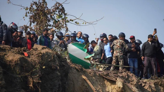 Varias personas acuden al lugar del accidente aéreo ocurrido en Nepal Varias personas acuden al lugar del accidente aéreo ocurrido en Nepal