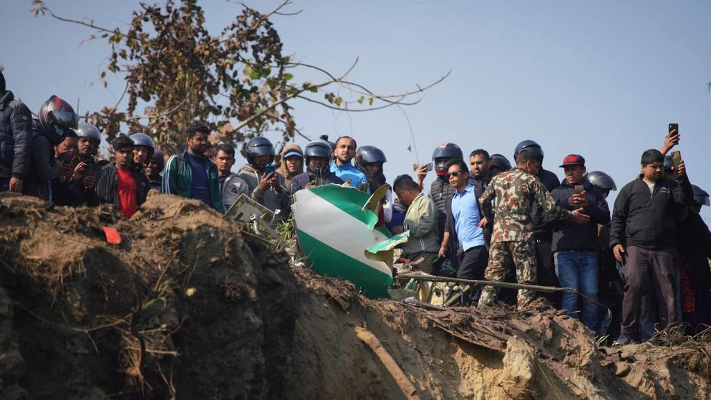 Varias personas acuden al lugar del accidente aéreo ocurrido en Nepal