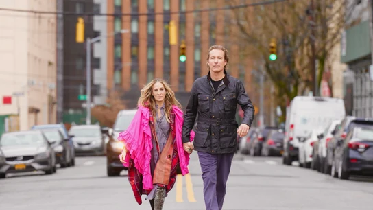 Carrie Bradshaw (Sarah Jessica Parker) y Aidan Shaw (John Corbett) pasean de la mano en una escena de 'And just like that' T2. Carrie Bradshaw (Sarah Jessica Parker) y Aidan Shaw (John Corbett) pasean de la mano en una escena de 'And just like that' T2.