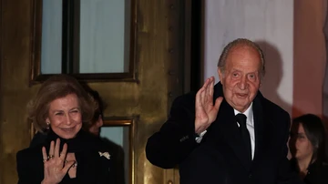 La reina Sofía y el rey Juan Carlos de Borbón salen del restaurante donde se ha celebrado una cena.