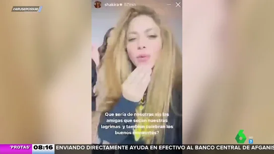 Shakira organiza un fiestón en su casa y saluda a sus fans desde el balcón para celebrar su éxito Shakira organiza un fiestón en su casa y saluda a sus fans desde el balcón para celebrar su éxito