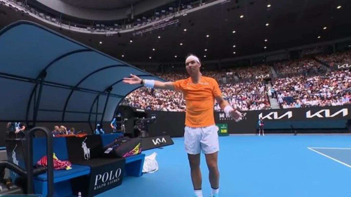 Un recogepelotas le 'roba' una raqueta a Rafa Nadal en pleno partido Un recogepelotas le 'roba' una raqueta a Rafa Nadal en pleno partido