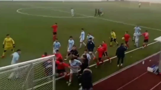 Una batalla campal entre jugadores e hinchas obliga a suspender el Hornachuelos - Ciudad de Lucena B Una batalla campal entre jugadores e hinchas obliga a suspender el Hornachuelos - Ciudad de Lucena B