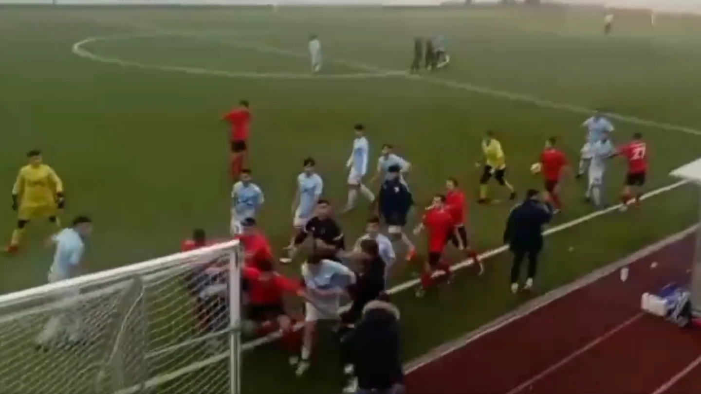Una batalla campal entre jugadores e hinchas obliga a suspender el Hornachuelos - Ciudad de Lucena B Una batalla campal entre jugadores e hinchas obliga a suspender el Hornachuelos - Ciudad de Lucena B