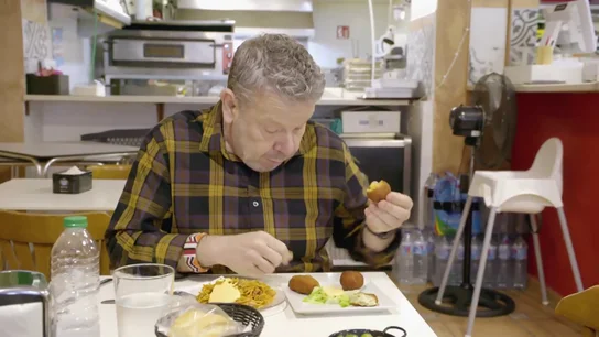 Chicote prueba la comida de Bámbola: "Hay castillos con cemento que son más ligeros que esta croqueta" Chicote prueba la comida de Bámbola: "Hay castillos con cemento que son más ligeros que esta croqueta"