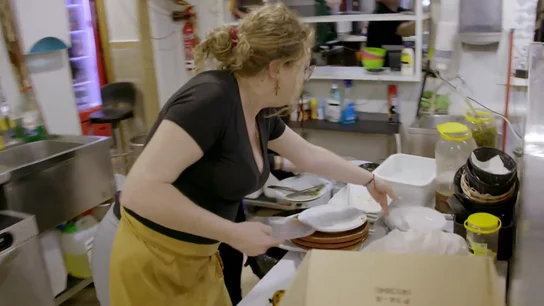 María Jesús tira los platos al suelo ante la pasividad de José: "¡No me puedo relajar!" María Jesús tira los platos al suelo ante la pasividad de José: "¡No me puedo relajar!"