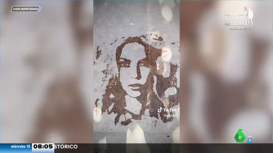 El increíble retrato de Shakira hecho con agua en el suelo: "Como las caras Bélmez, pero las caras de Shaki" El increíble retrato de Shakira hecho con agua en el suelo: "Como las caras Bélmez, pero las caras de Shaki"