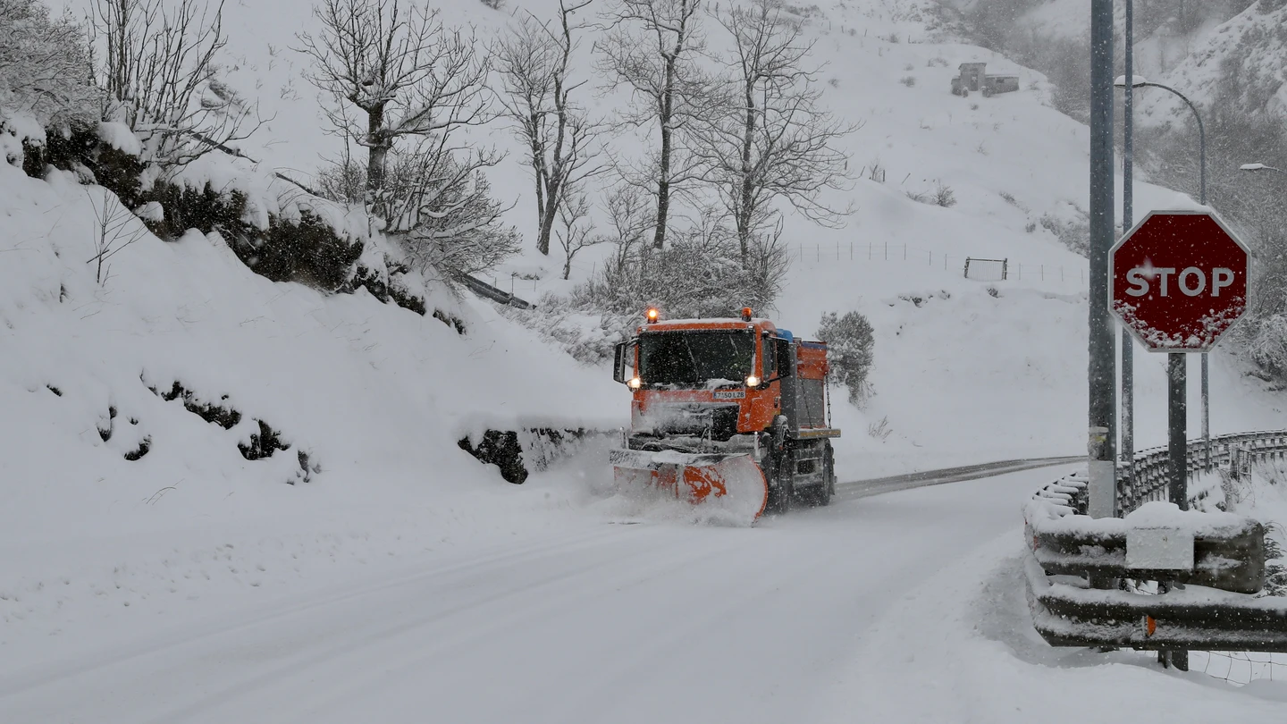 Una máquina quitanieves retira la nieve de una carretera durante el paso de la borrasca Fien Una máquina quitanieves retira la nieve de una carretera durante el paso de la borrasca Fien