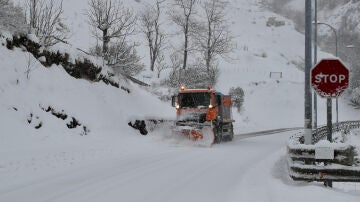 Una máquina quitanieves retira la nieve de una carretera durante el paso de la borrasca Fien