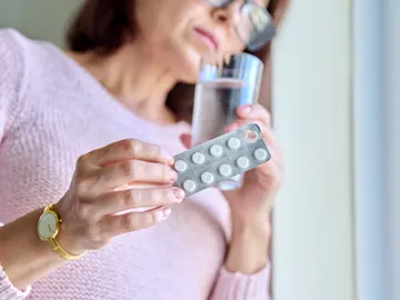 Mujer con Terapia de Reemplazo Hormonal por menopausia Mujer con Terapia de Reemplazo Hormonal por menopausia