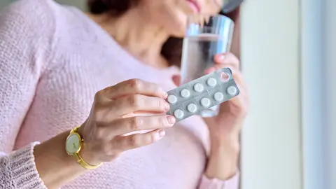 Mujer con Terapia de Reemplazo Hormonal por menopausia Mujer con Terapia de Reemplazo Hormonal por menopausia