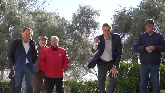 Pedro Sánchez se 'pasa' a la petanca: "Es la suerte del principiante" Pedro Sánchez se 'pasa' a la petanca: "Es la suerte del principiante"