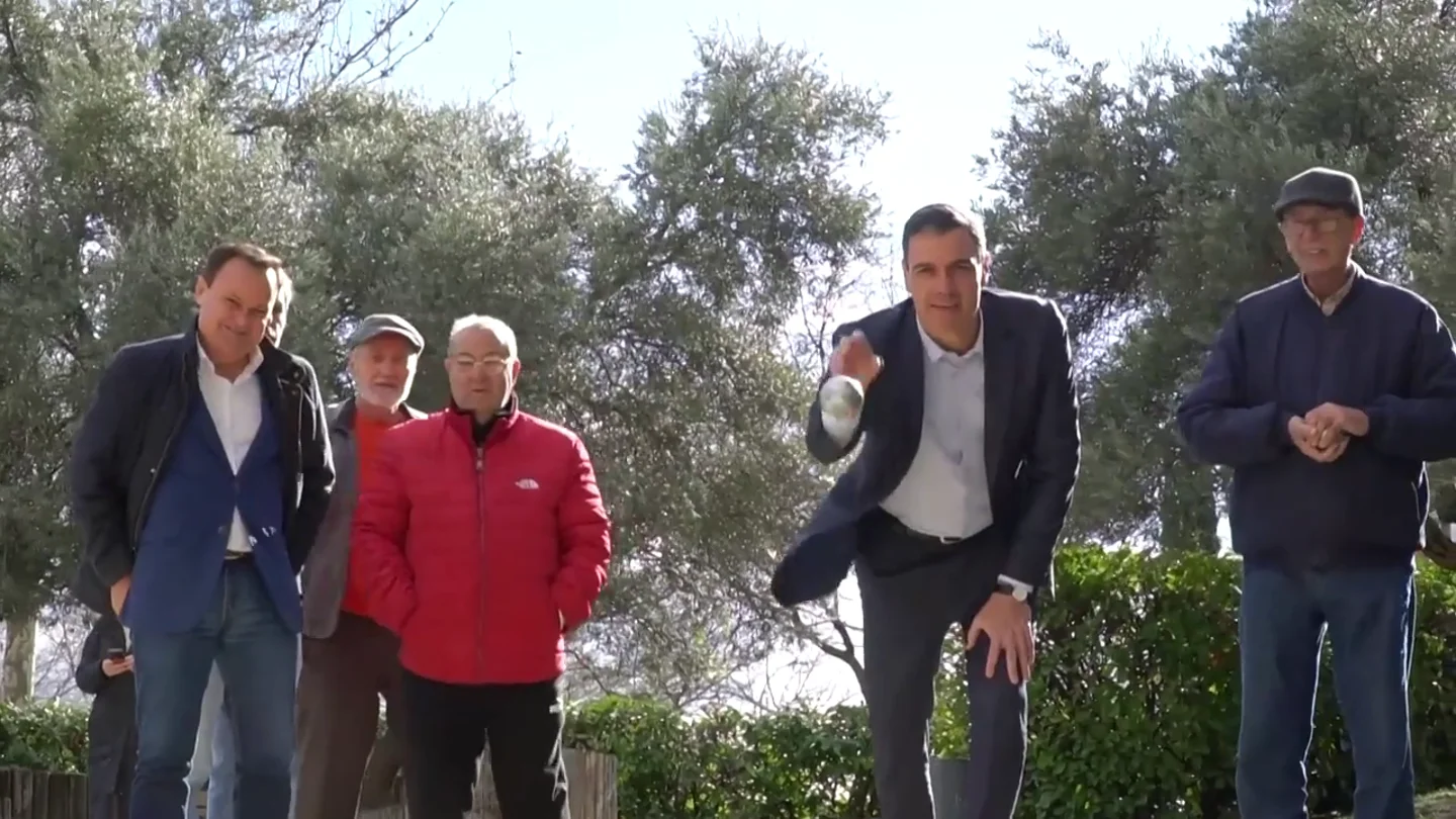 Pedro Sánchez se 'pasa' a la petanca: "Es la suerte del principiante" Pedro Sánchez se 'pasa' a la petanca: "Es la suerte del principiante"