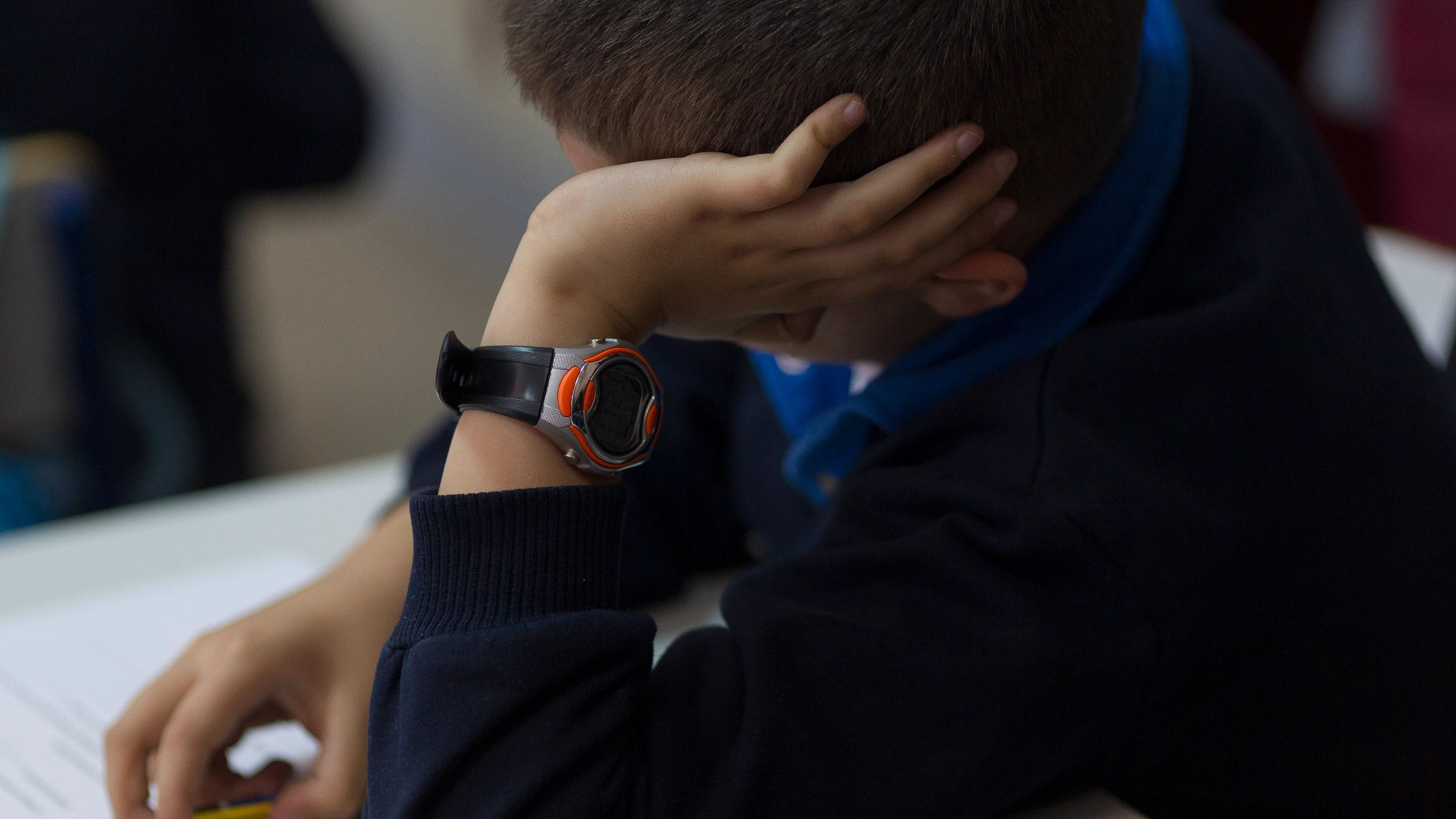 Imagen de un niño estudiando.