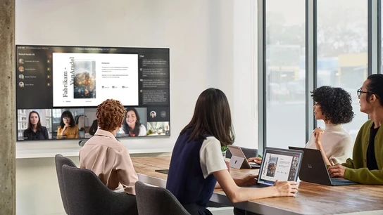 Imagen de archivo de un grupo de trabajadoras en una oficina. Imagen de archivo de un grupo de trabajadoras en una oficina.